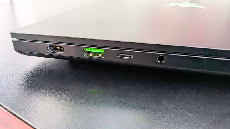 Cổng kết nối trên Razer Blaze 14 2024 (Nguồn: Windowscentral.com)