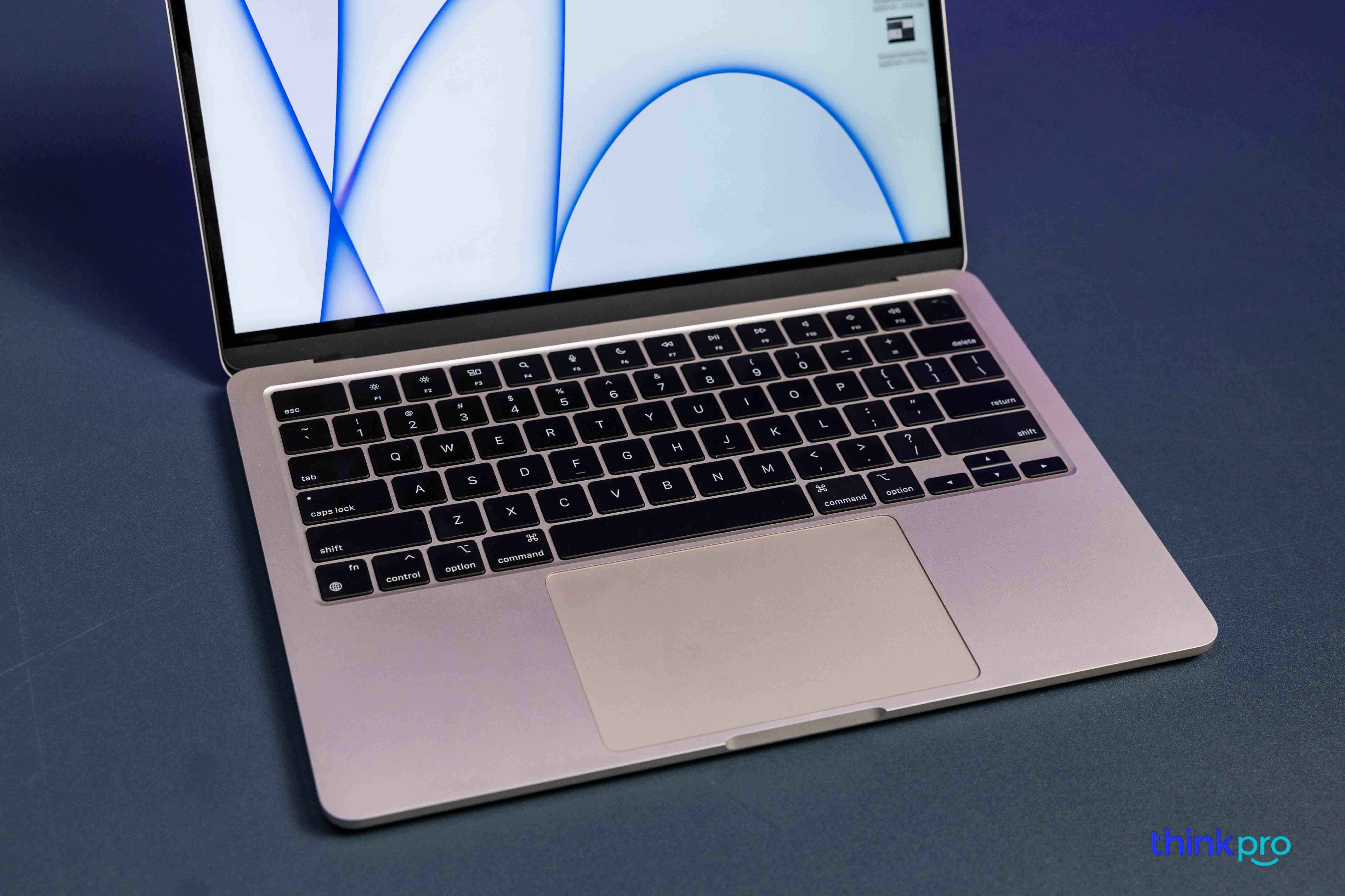 Trải nghiệm bàn phím và trackpad trên MacBook Air 2022 M2