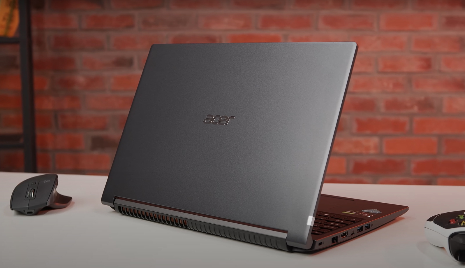 Acer Aspire 7 Gaming mang vẻ ngoài tối giản và đậm chất văn phòng