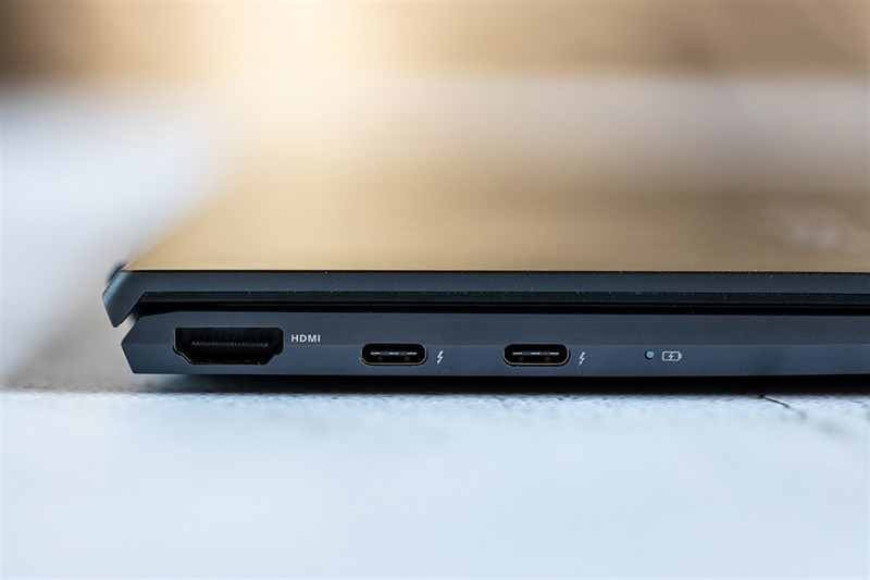 Cổng kết nối - ASUS ZenBook 13 UX325