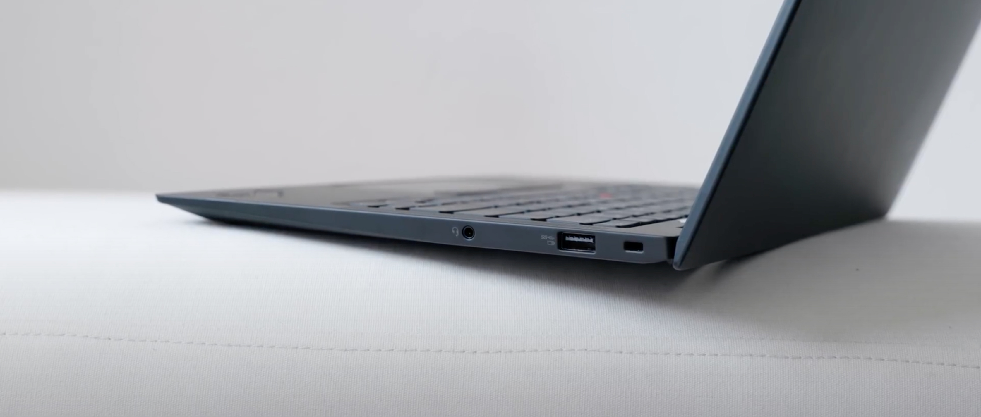 Cổng kết nối Lenovo ThinkPad X1 Carbon Gen 9