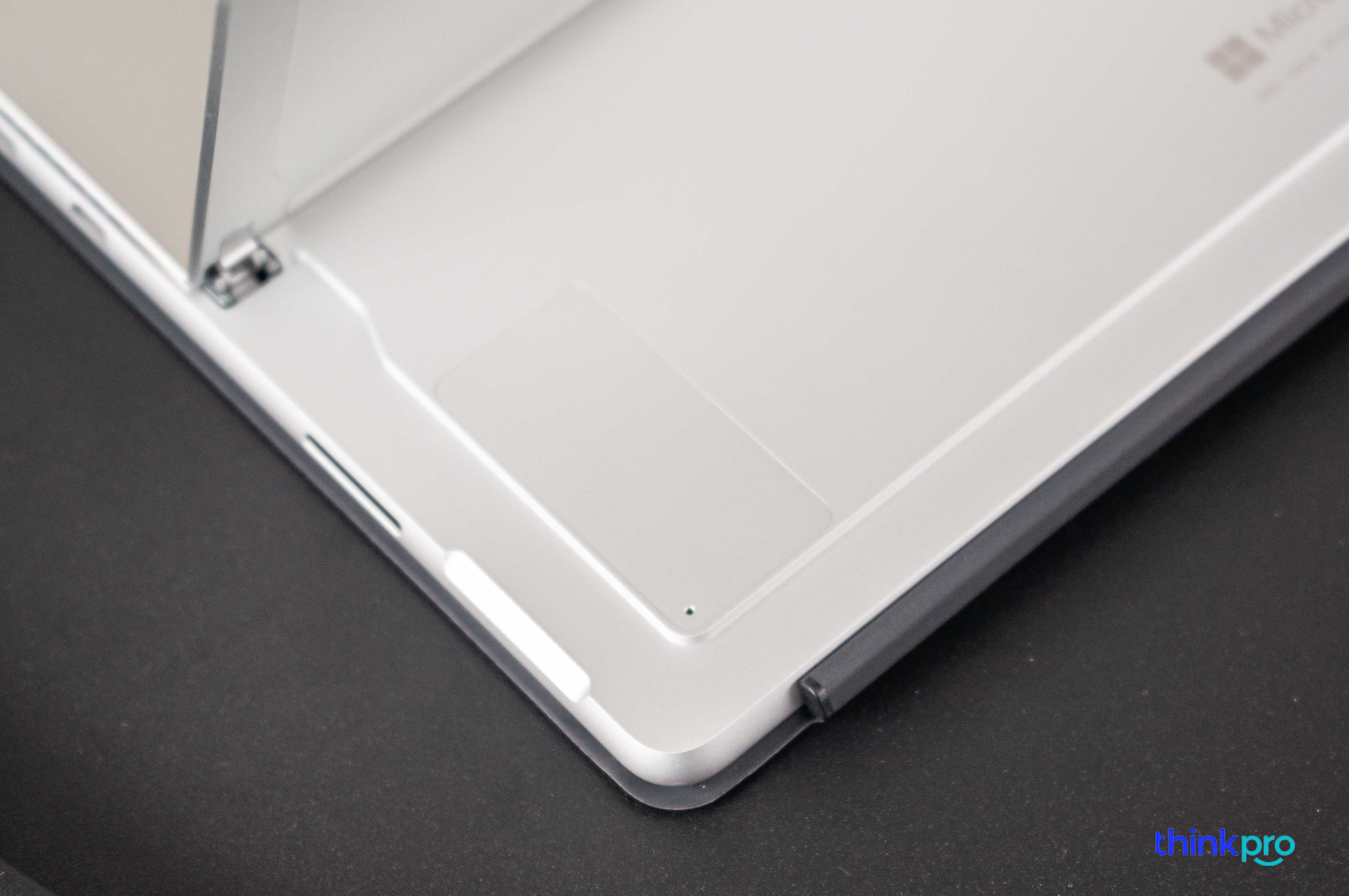 Khe lắp SSD của Surface Pro 8, tháo nắp ngoài ra là tiếp cận được. 