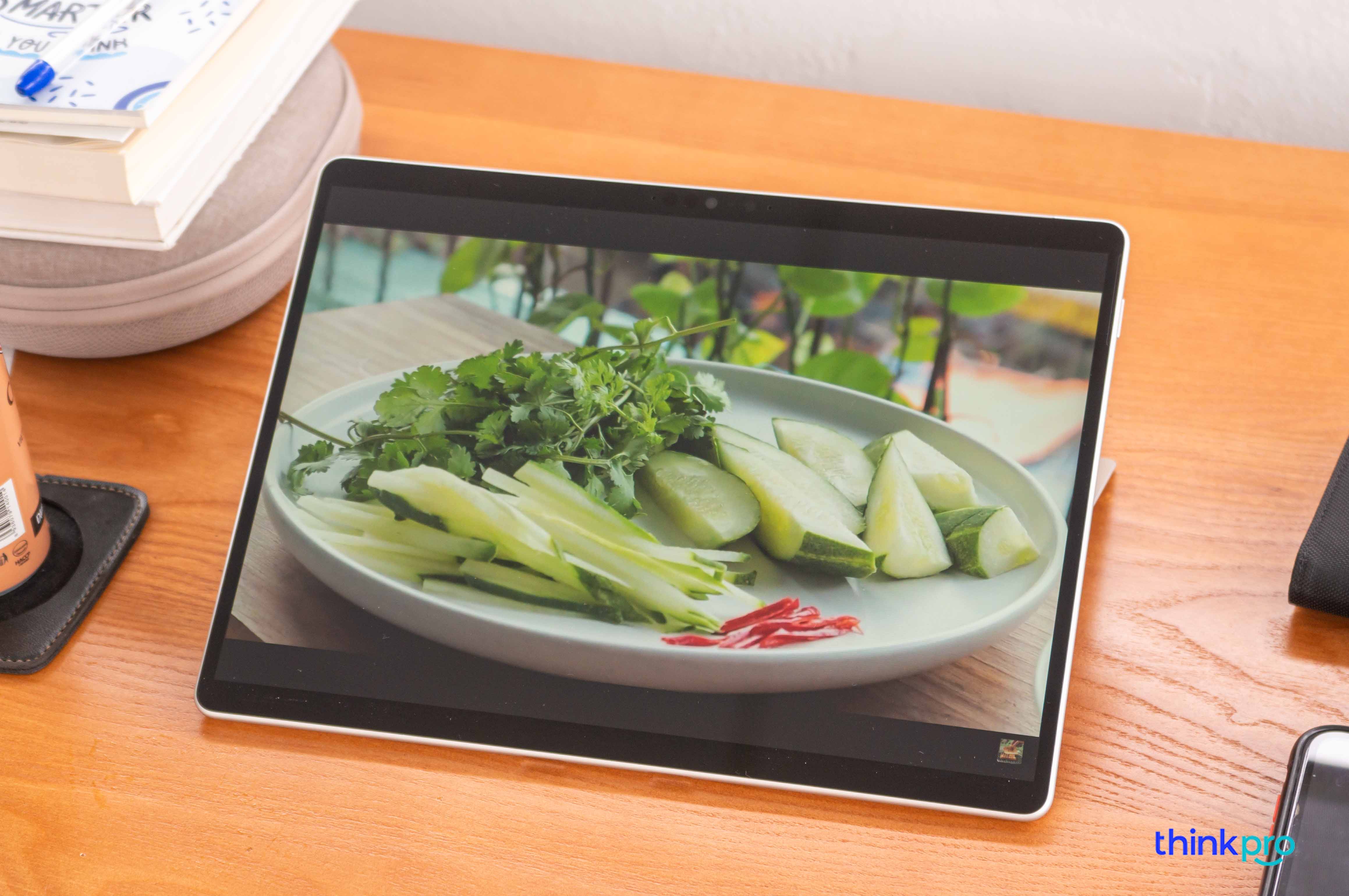 Surface Pro 8 cho ra khoảng 6 - 6.5h thời lượng sử dụng thực tế.