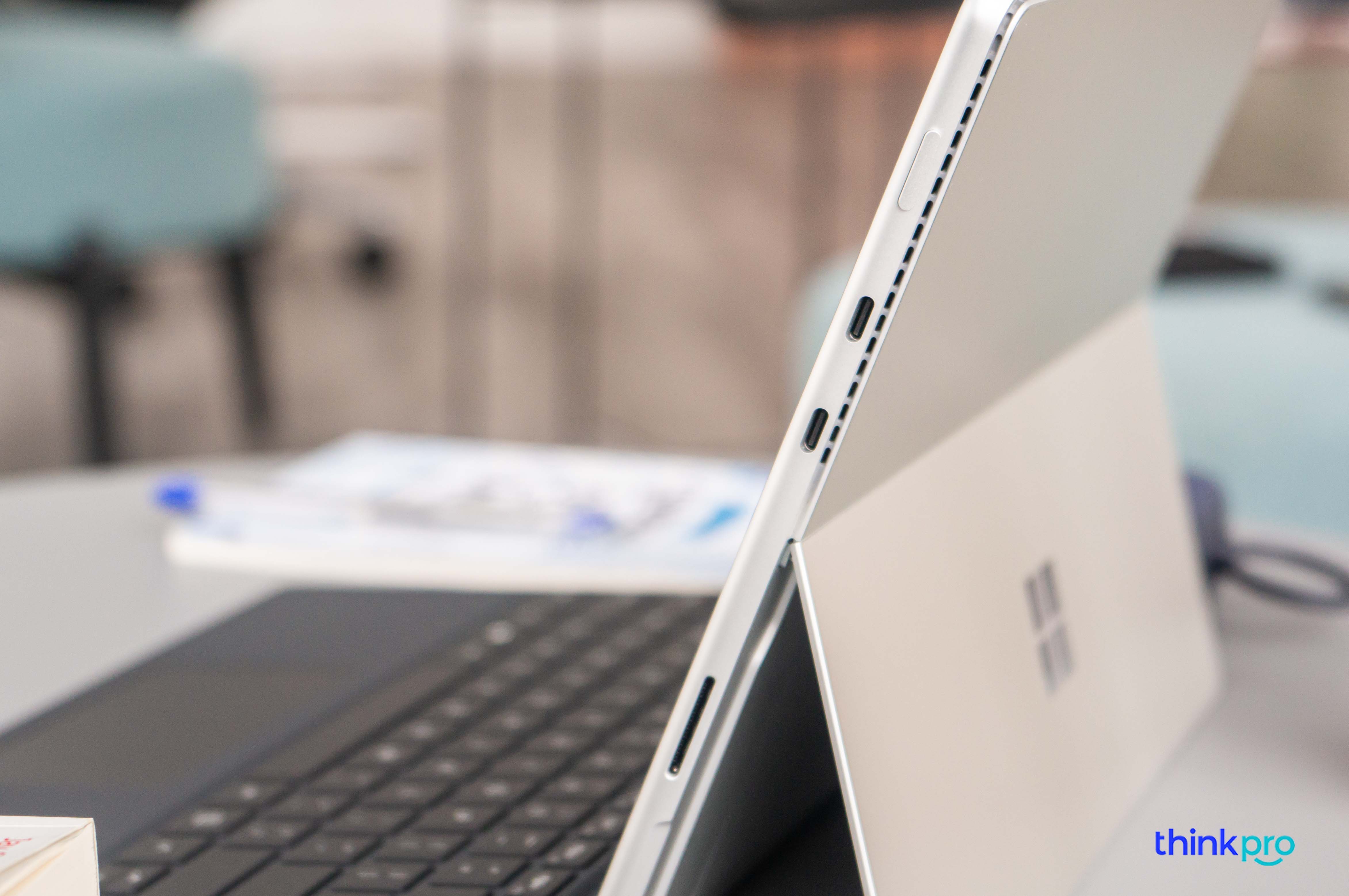 Về cổng kết nối, một điểm đáng chú ý trên Surface Pro 8 là việc các cổng USB-A đã hoàn toàn biến mất