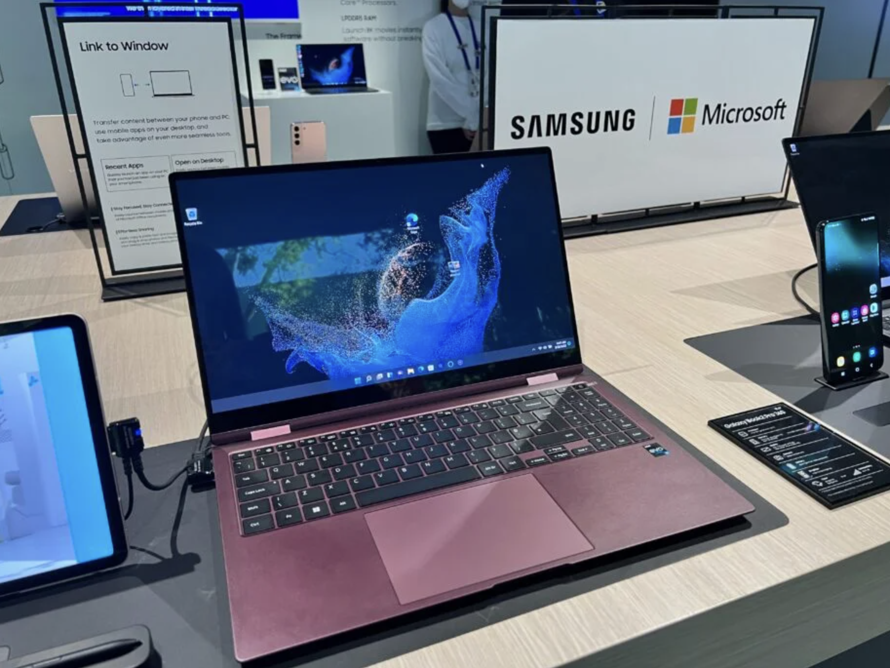 Samsung Galaxy Book 2 Pro 360 sẽ cho phép người dùng vuốt chạm cảm ứng và xoay gập 360 độ - tương tự như những Dell XPS 2-trong-1 hay HP Spectre x360.