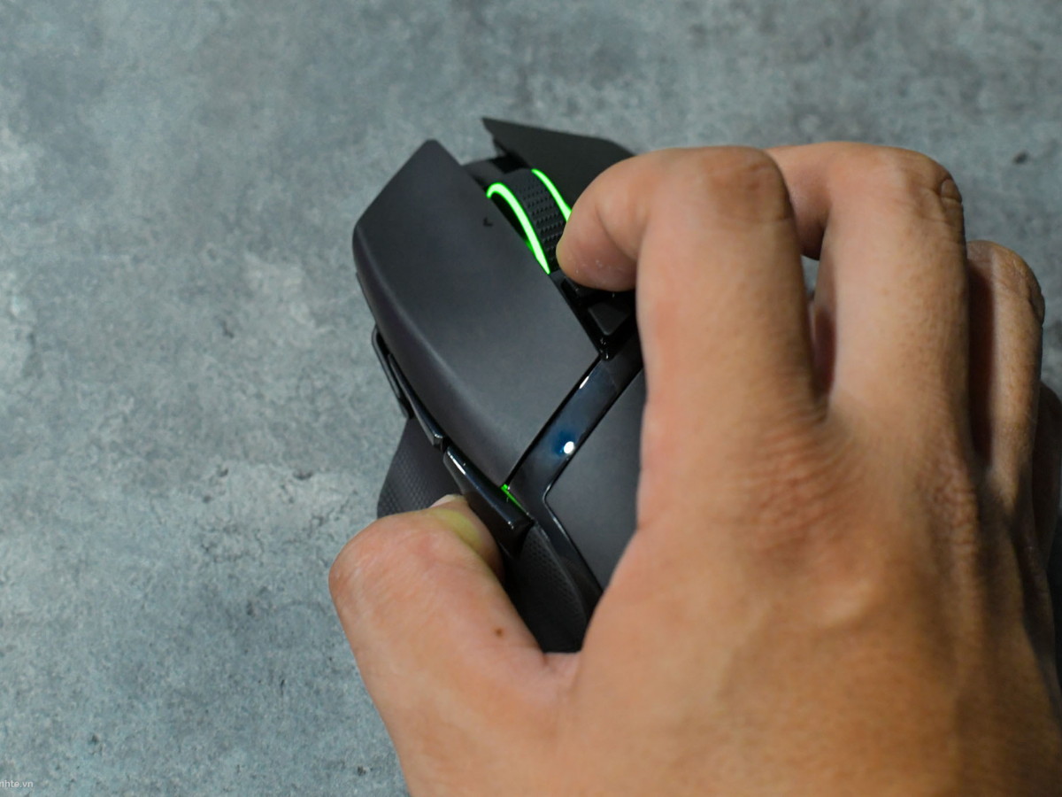 Razer Basilisk Ultimate cho cảm giác cầm nắm hoàn hảo