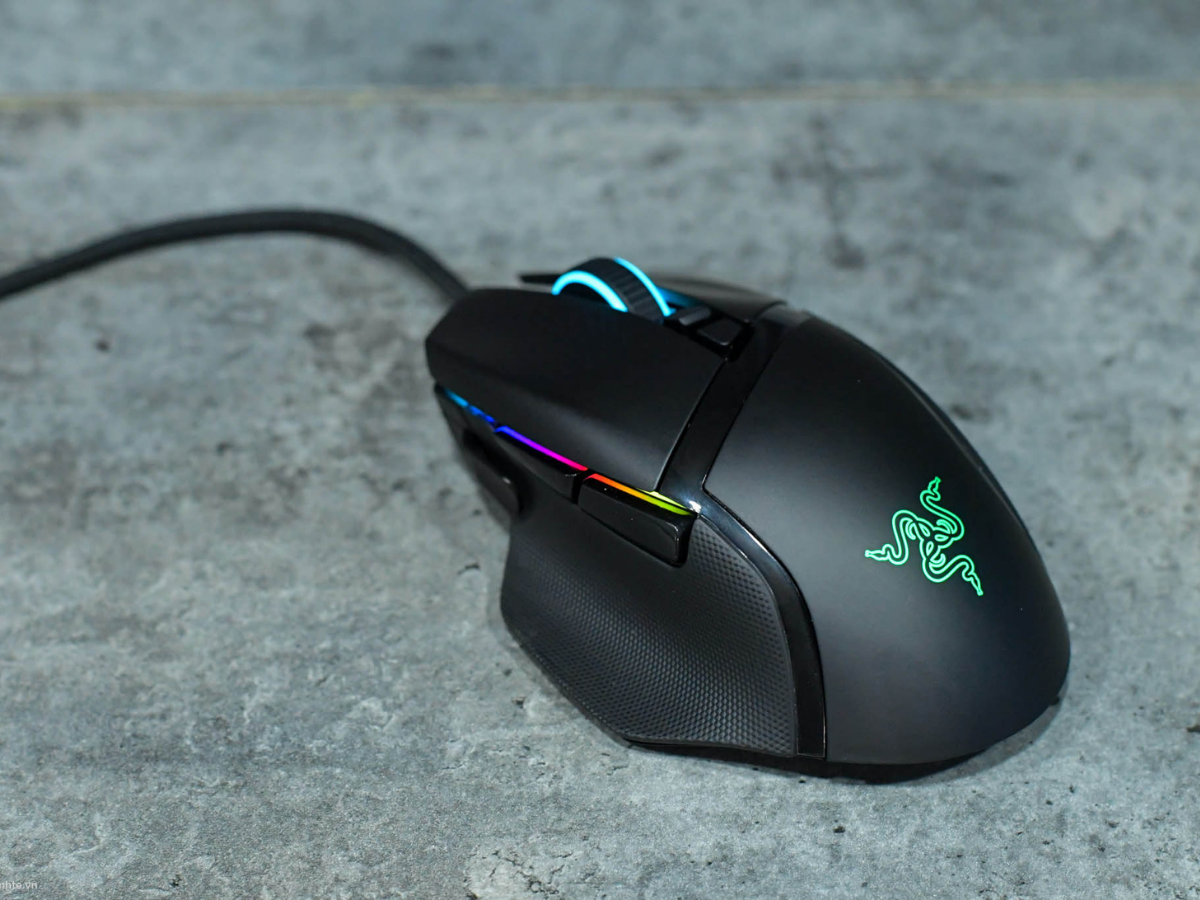 Razer Basilisk Ultimate  có thời lường pin lên đến 100 giờ