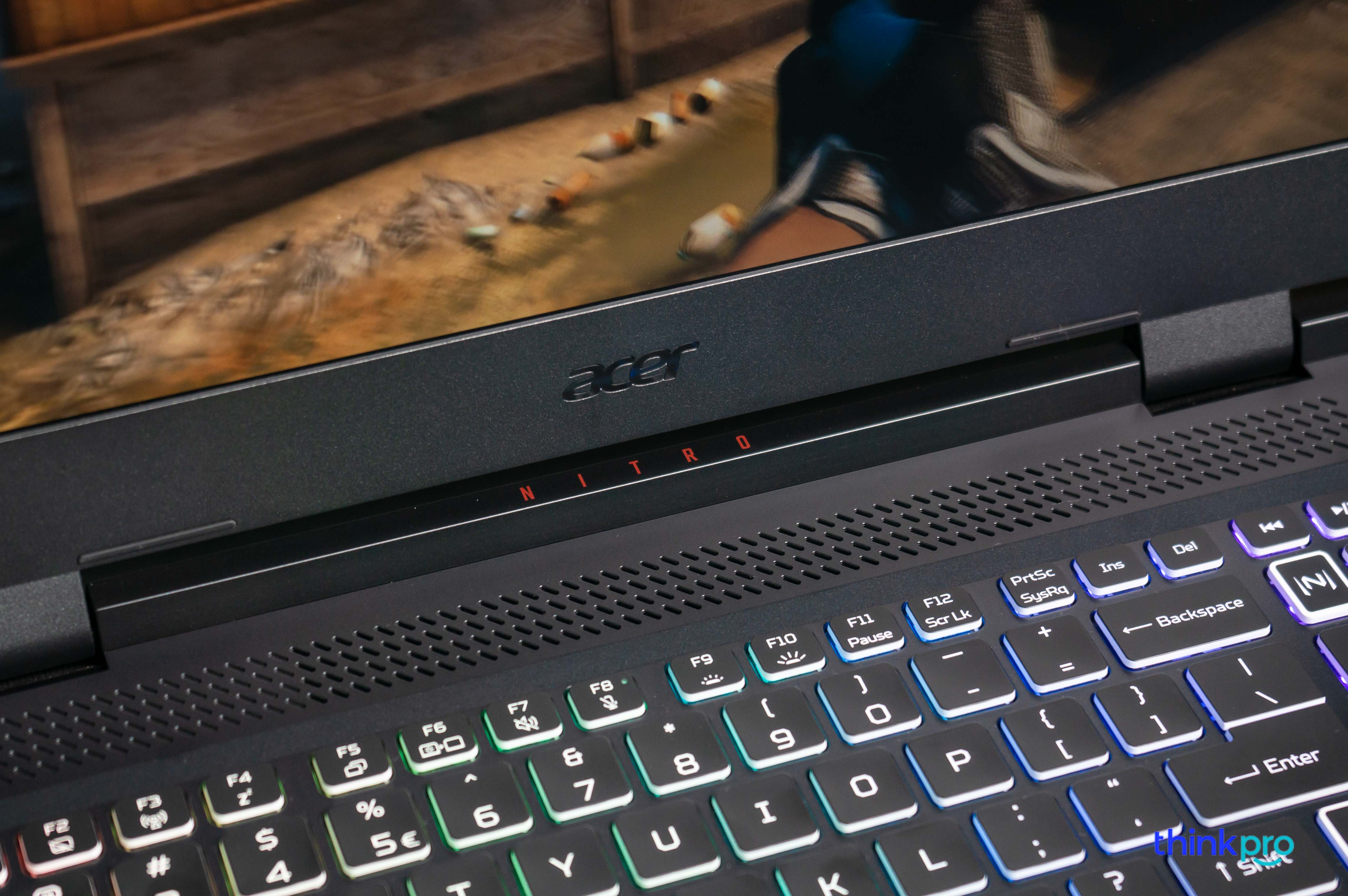 Một điểm khác biệt ở đây của Acer Nitro 5 Tiger sẽ là sự xuất hiện của khe thoát gió ngay trên bàn phím, vốn không hề có trên Nitro 5 2021.