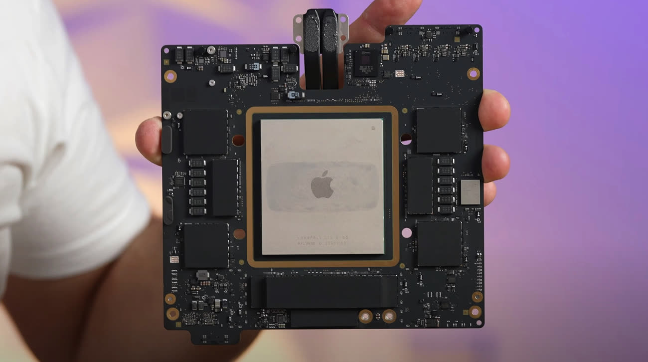 Cận cảnh con chip Apple M1 Ultra bên trong Mac Studio.