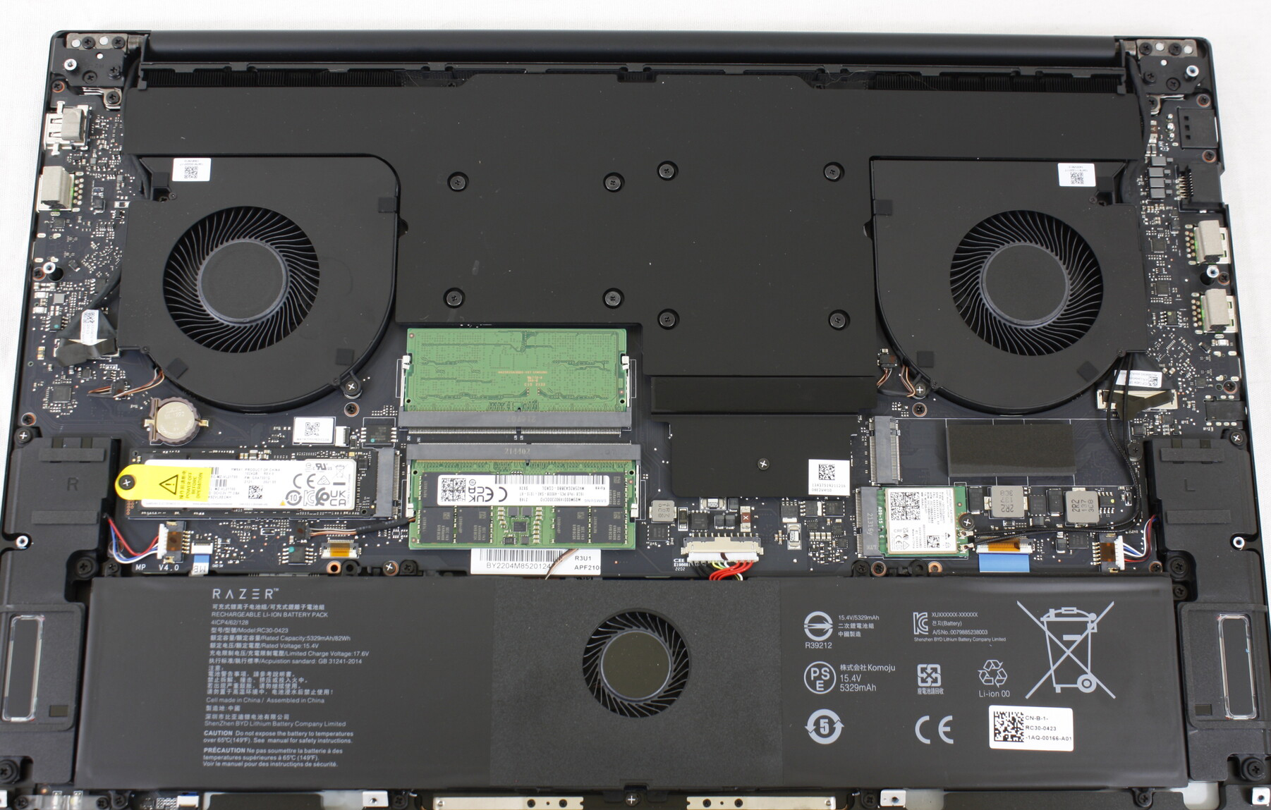 pin-cua-Razer-Blade-17