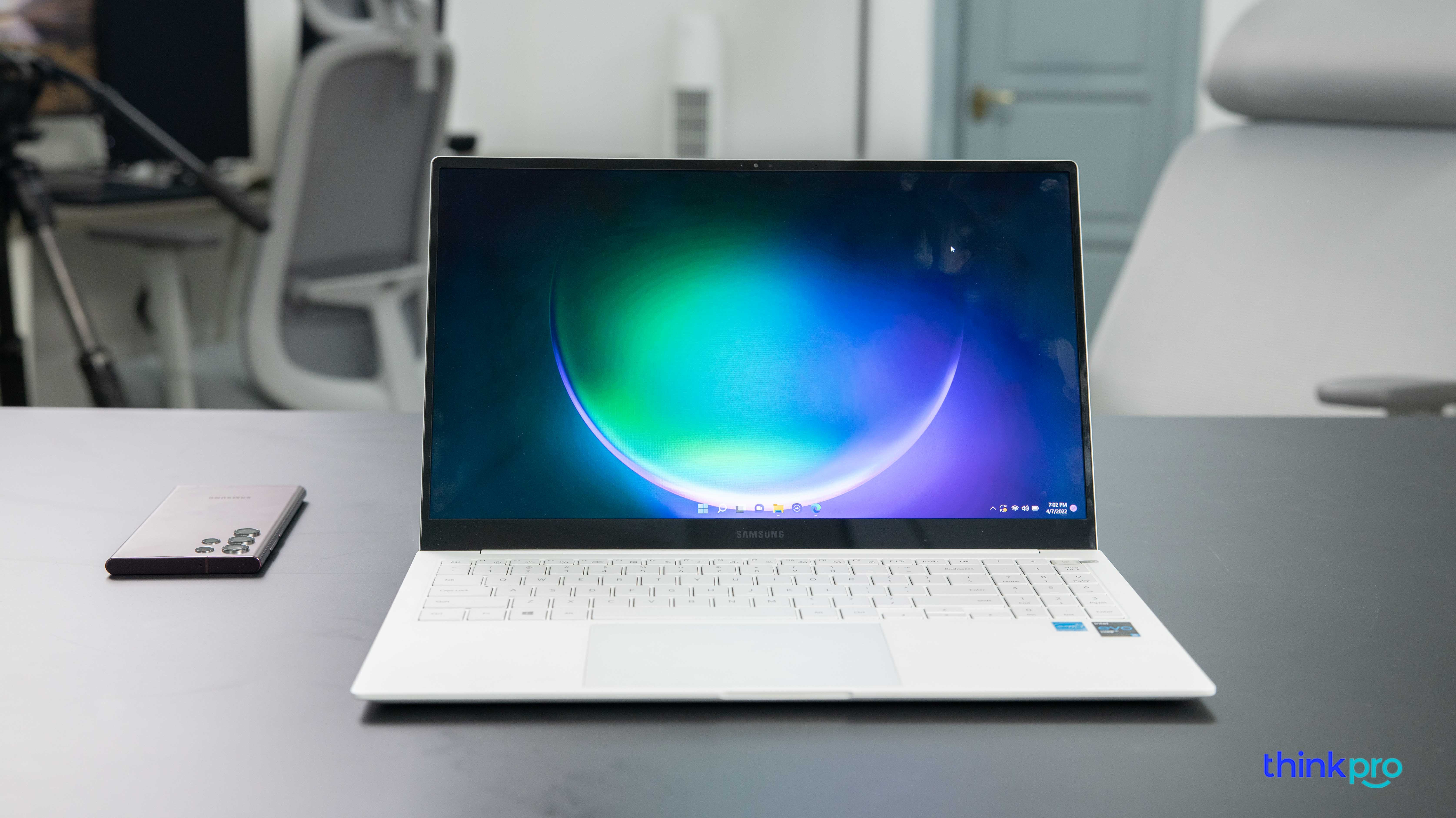 Samsung Galaxy Book Pro trang bị màn hình AMOLED 