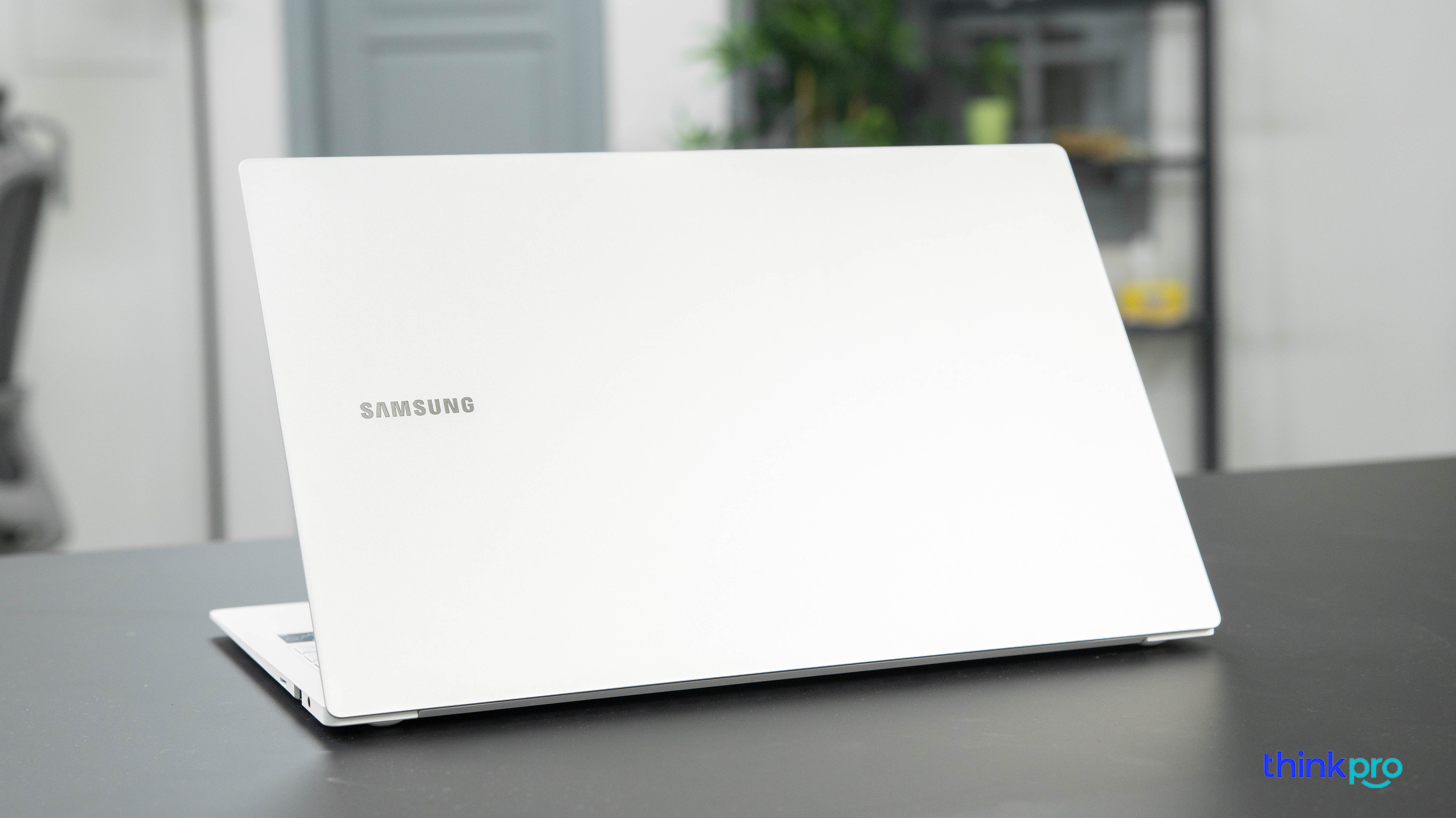 Samsung Galaxy Book Pro có thiết kế sang chánh, tinh tế