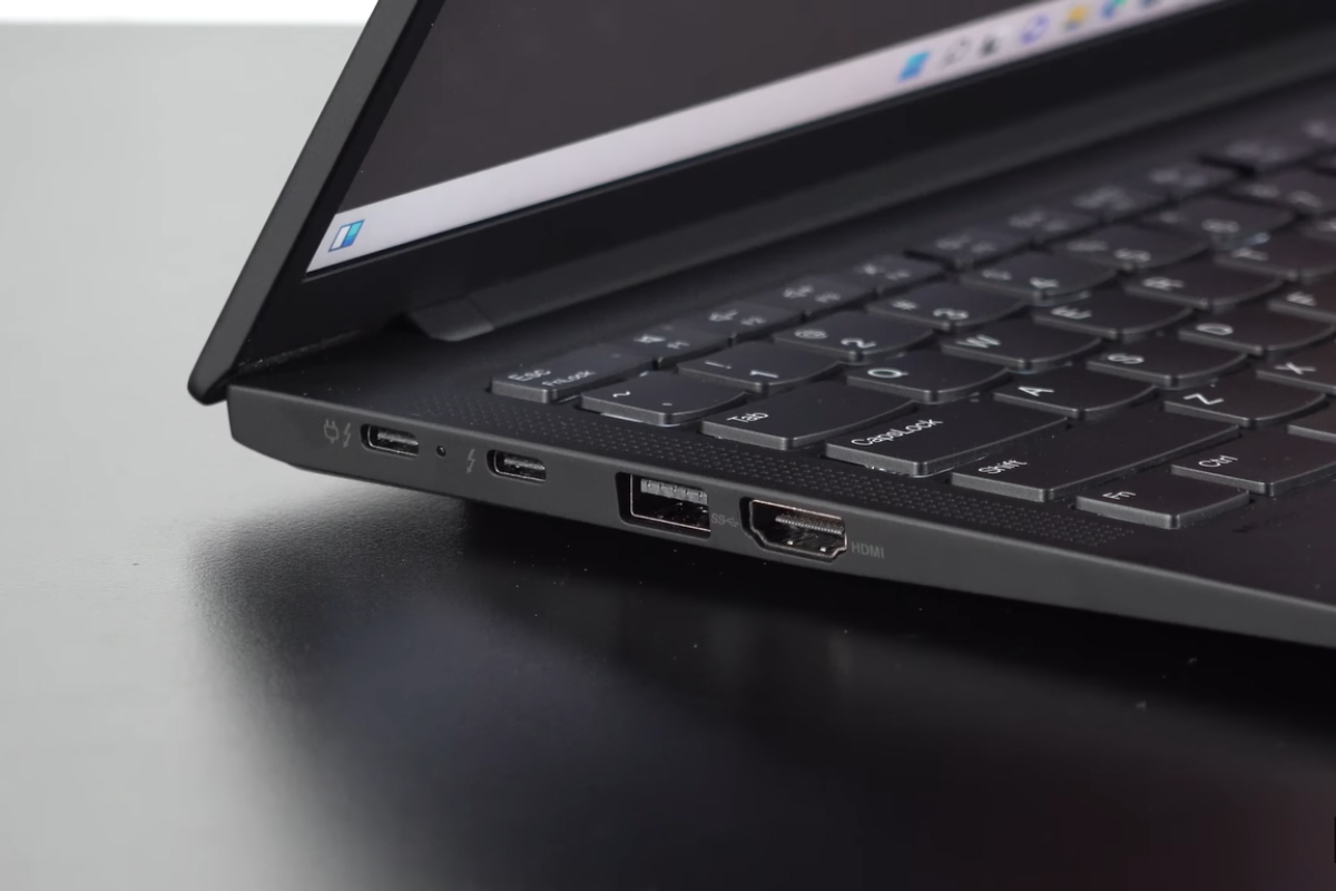 Các cổng kết nối trên chiếc laptop Lenovo ThinkPad X1 Carbon Gen 10 review