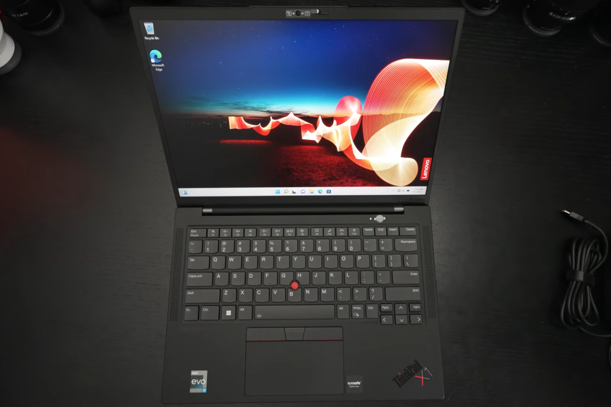 Thiết kế hiện đại, chuyên nghiệp quen thuộc đã làm nên tên tuổi của Lenovo ThinkPad X1 Carbon trên thị trường công nghệ 