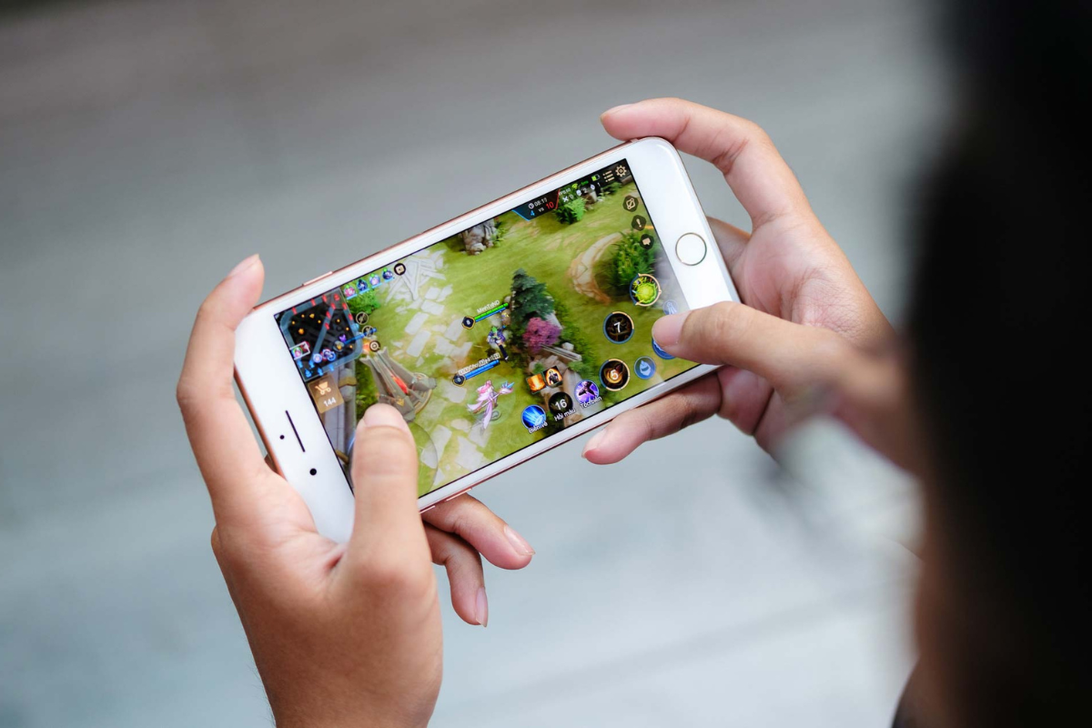 lam-phien-khi-choi-game-tren-iphone-thinkpro-1