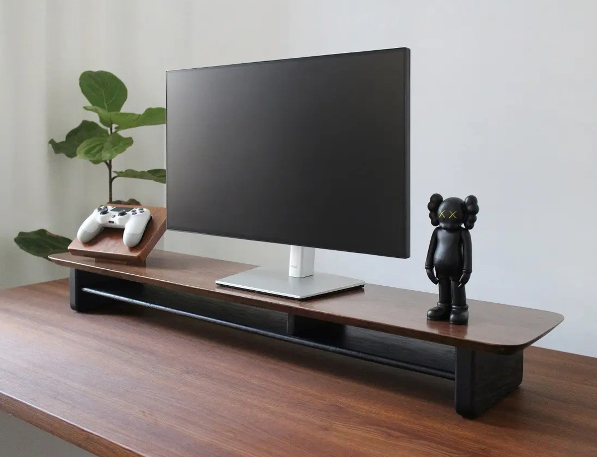 Kệ màn hình Lifted Desk Shelf gỗ sồi nguyên khối 1100x230mm giúp bạn sắp xếp dây cáp gọn gàng