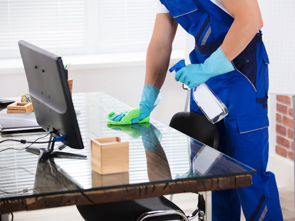Bạn nên dọn dẹp sạch sẽ khu vực xung quanh bàn làm việc để dễ dàng tập trung vào công việc đang làm