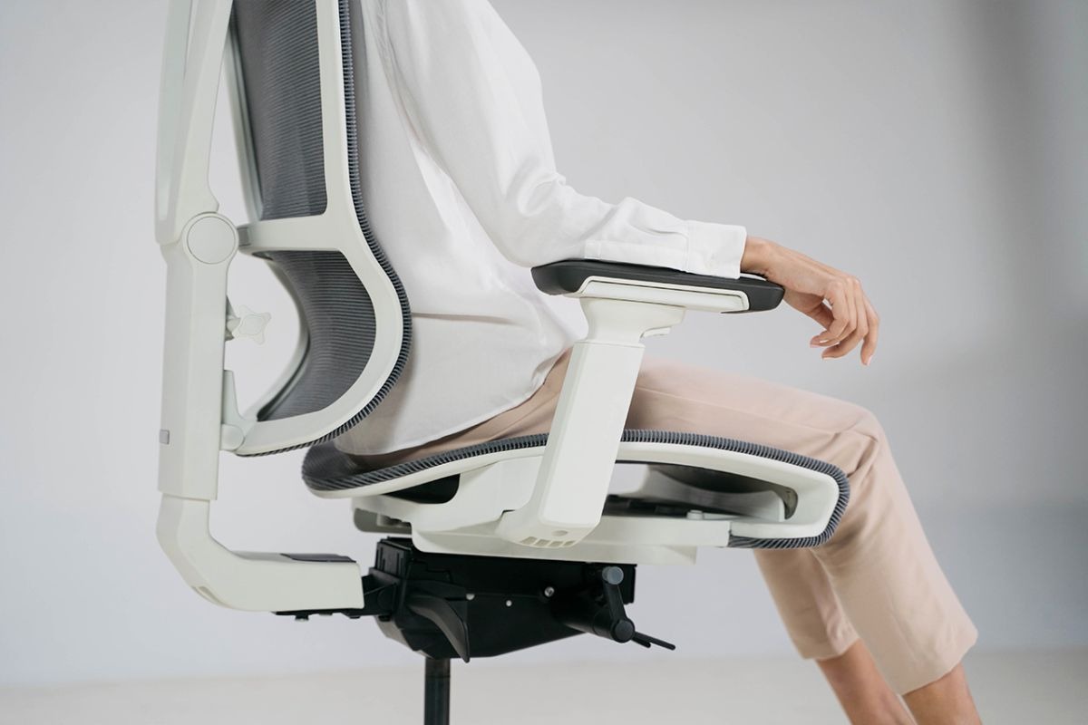 Ghế công thái học có đệm ngồi êm ái giúp giảm áp lực lên vùng hông
