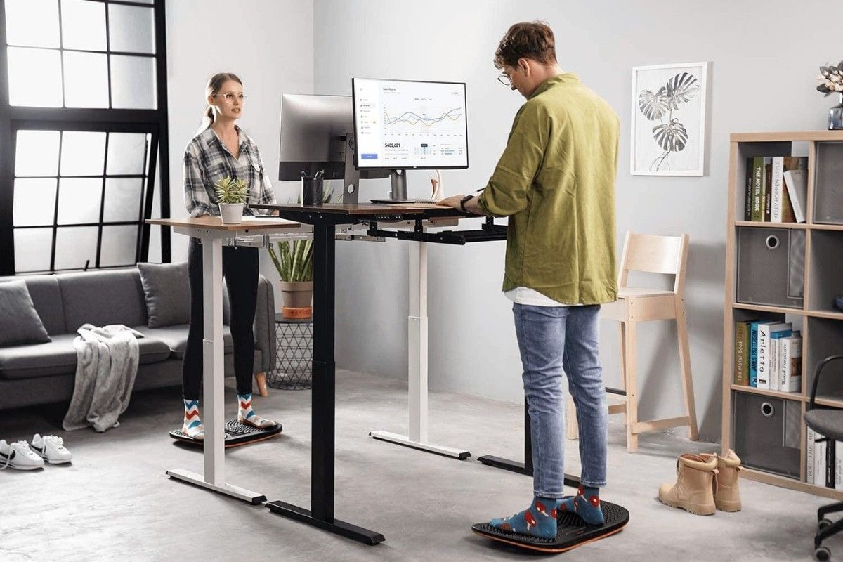 Bạn có thể điều chỉnh độ cao của bàn với màn hình máy tính sao cho phù hợp khi làm việc đứng, từ đó ngăn ngừa căng cứng cổ tay